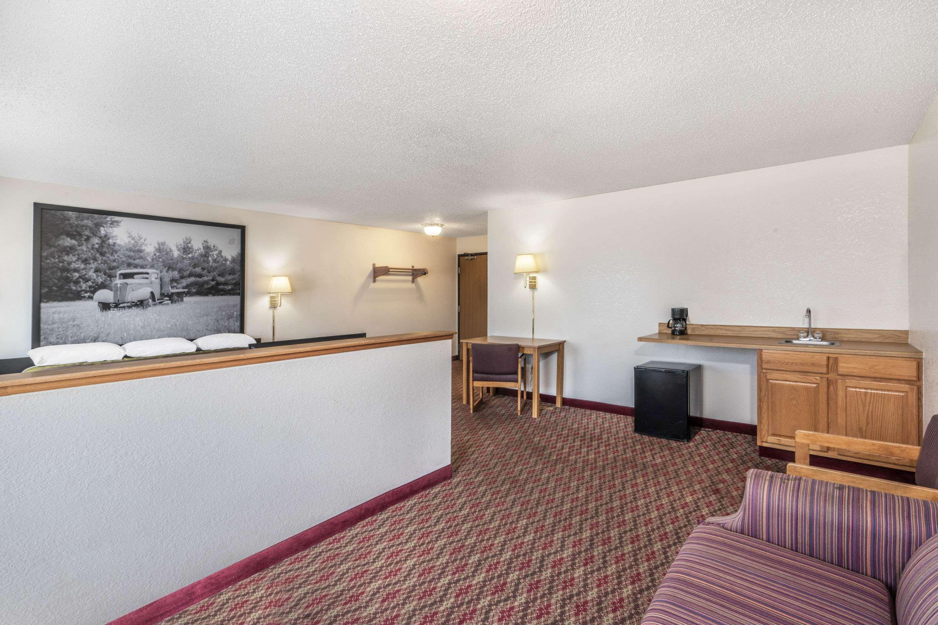 Hotel Super 8 By Wyndham Fountain Esterno foto